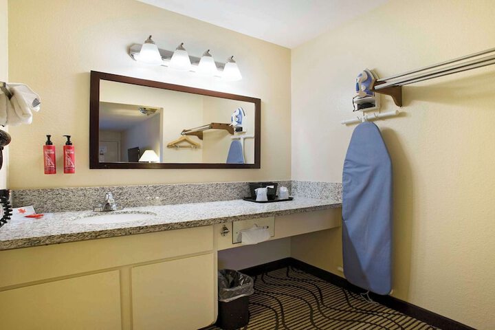 1 Queen Bed Desk Microwave and Refrigerator WiFi Full Breakfast (1 of 21)