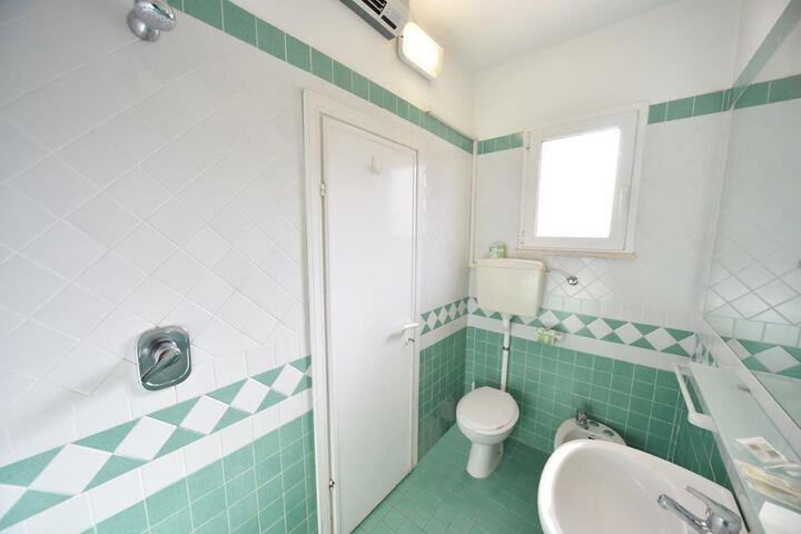 Room 11 of 21