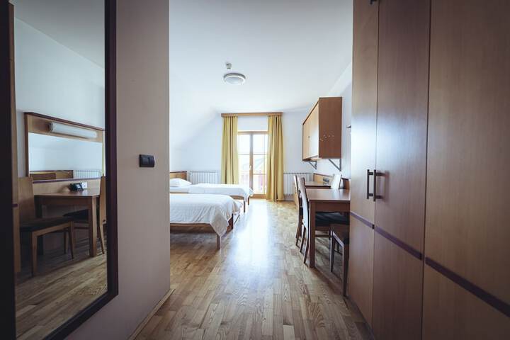 Room 10 of 136