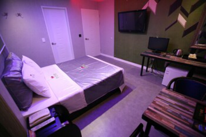 Room 14 of 18