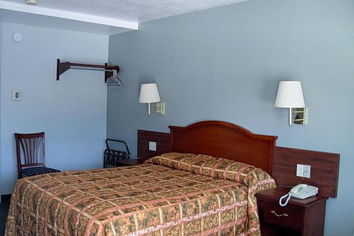 1 Queen Bed (2 of 4)
