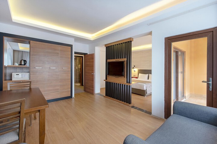 Room 27 of 141