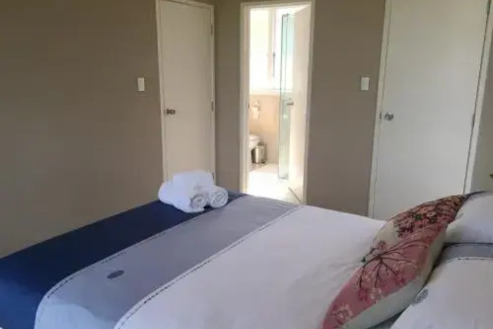 Room 4 of 9