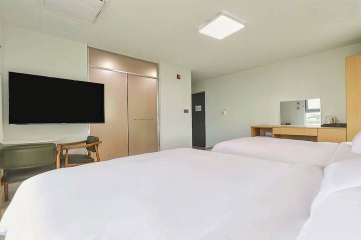 Room 13 of 76