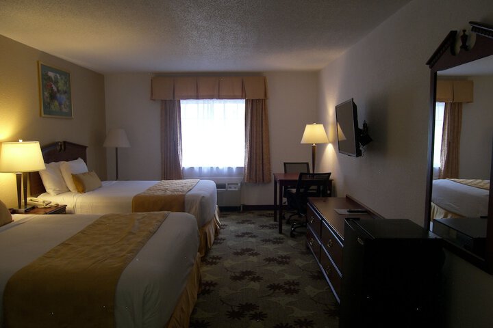 2 Queen Beds (2 of 5)