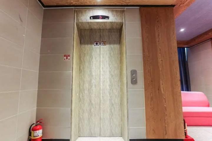 Room 11 of 18
