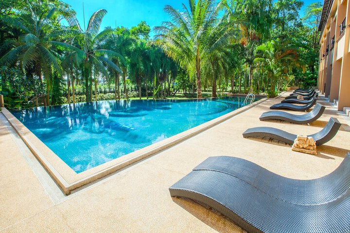 Hotel with Pool