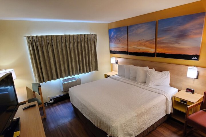 1 King Bed (2 of 11)