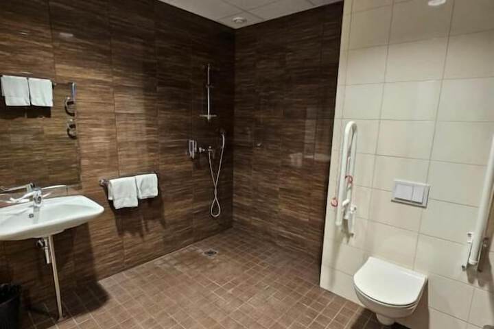 Room 15 of 27