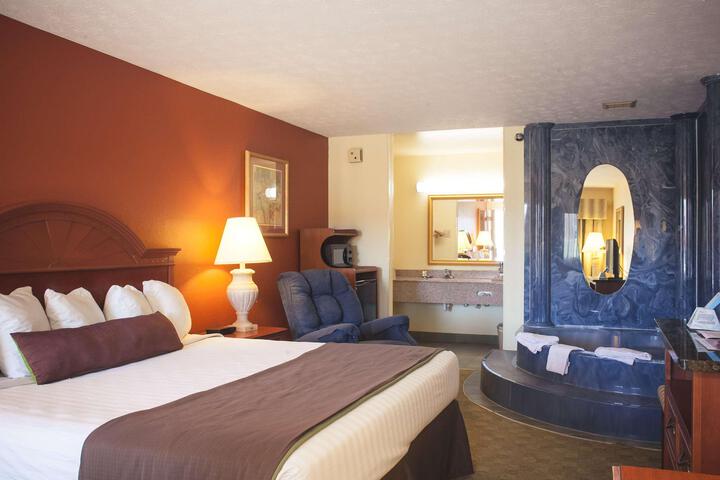 1 King Bed Microwave, Refrigerator WiFi Full Breakfast (15 of 18)