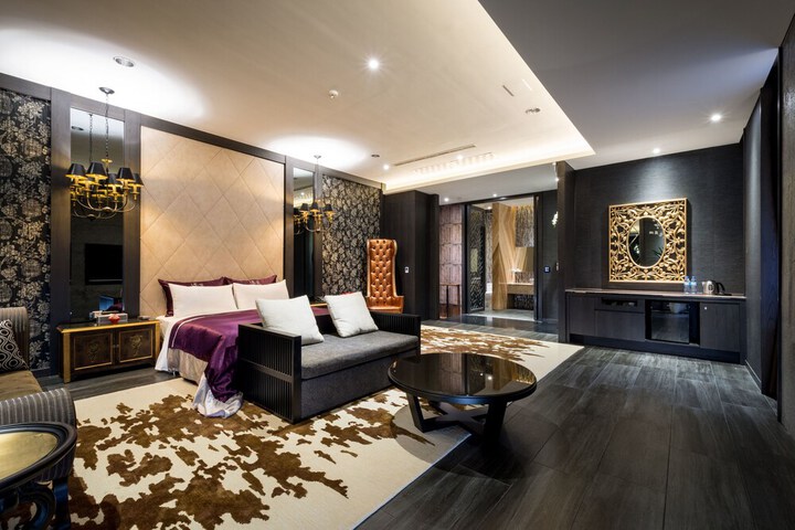 Room 4 of 13