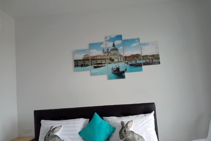 Room 4 of 16