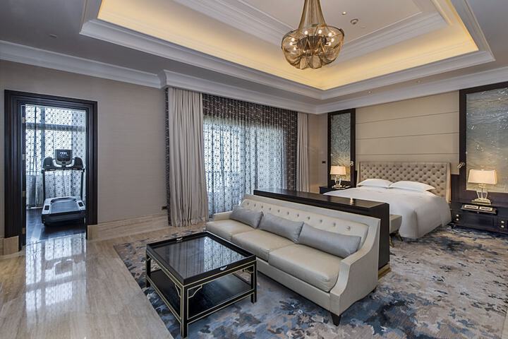 Room 4 of 111