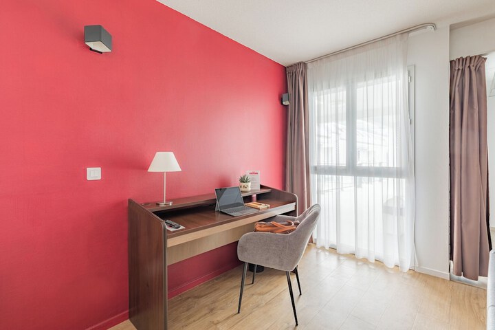 Room 9 of 42