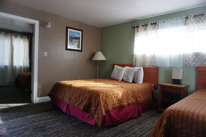 1 Queen Bed (8 of 18)
