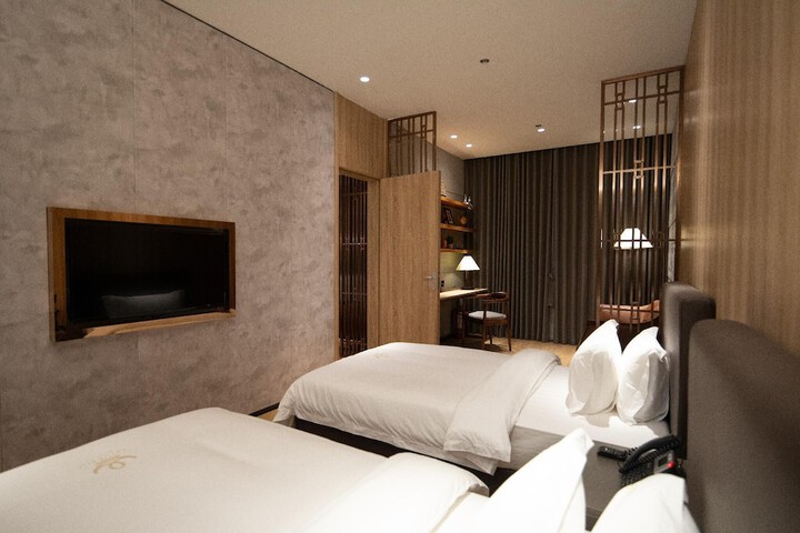 Room 11 of 20