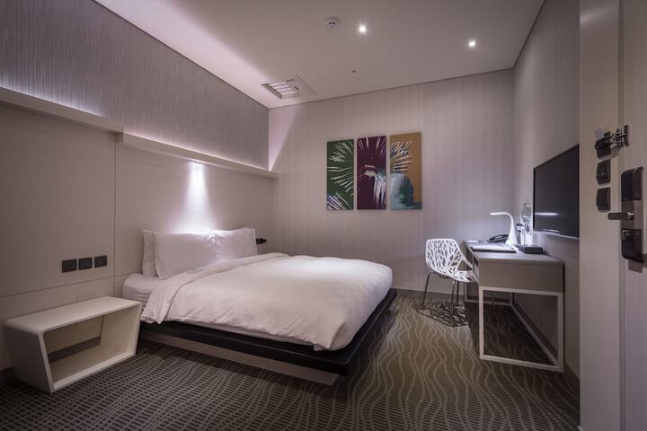 Room 13 of 36