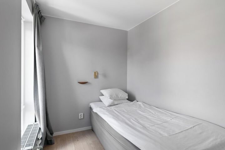 Room 37 of 60