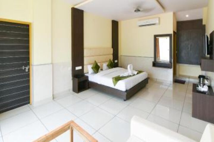 Room 12 of 28