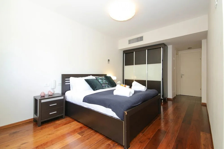 Room 4 of 32