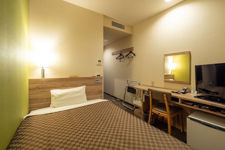 Room 7 of 18