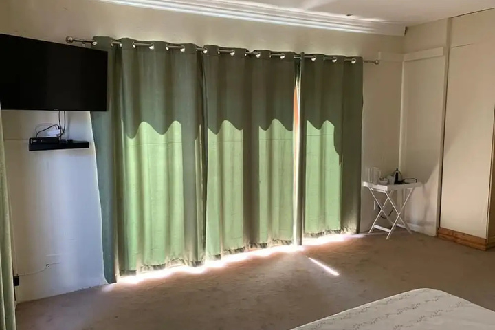 Room 6 of 16