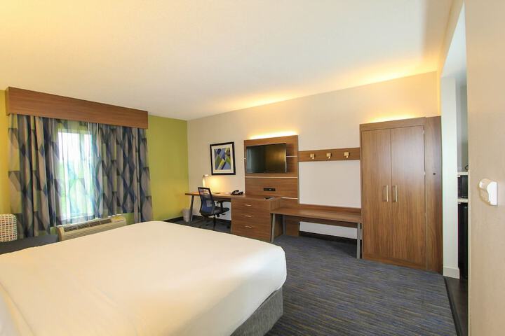1 King Bed (11 of 16)
