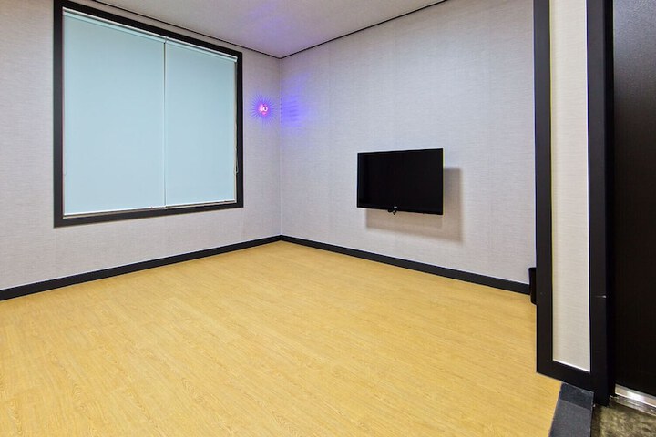 Room 4 of 51
