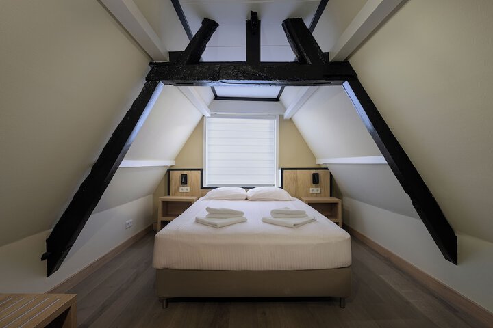 Room 10 of 37