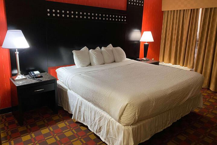 1 King Bed (4 of 18)