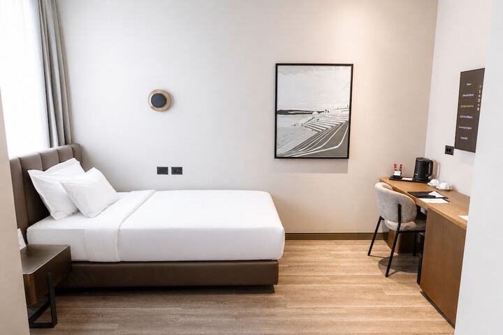 Room 12 of 176