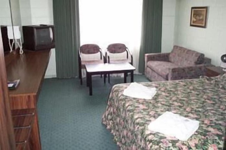 Room 6 of 18