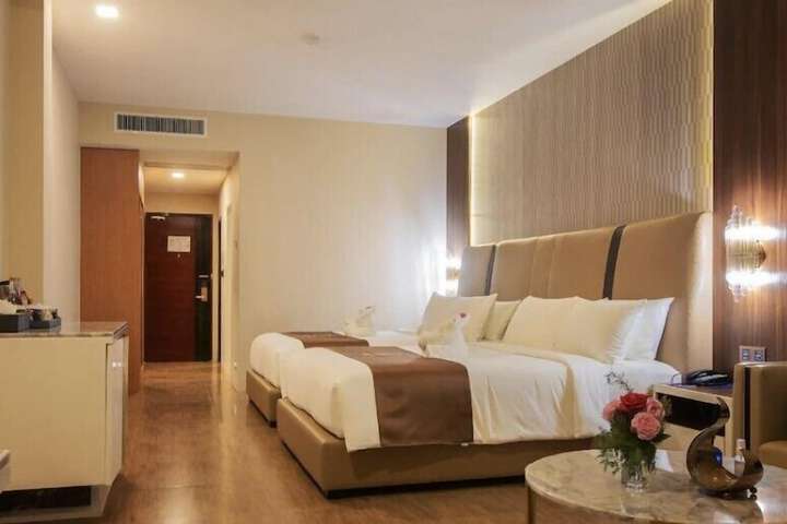 Room 9 of 28