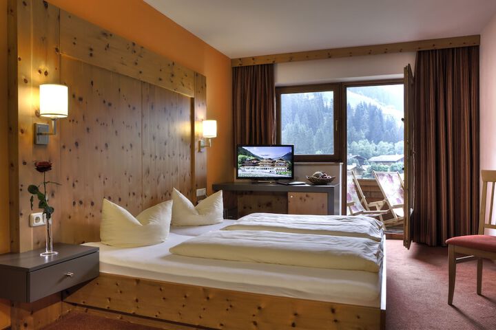 Room 4 of 77