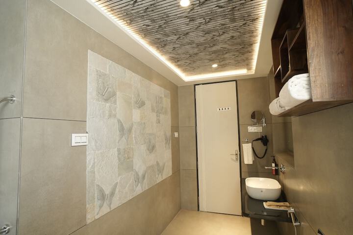 Room 6 of 34