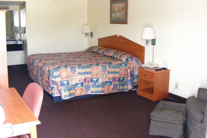 1 King Bed (6 of 18)