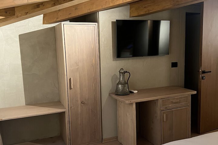 Room 6 of 93