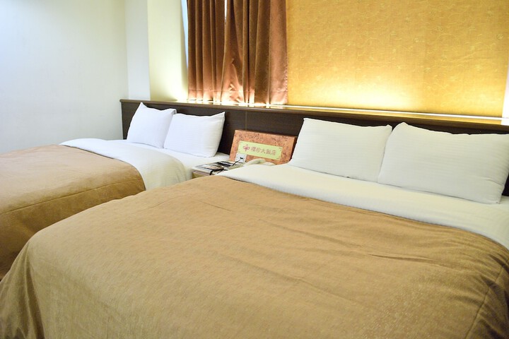 Room 9 of 33