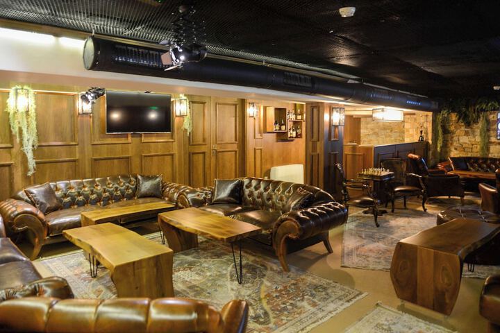 Lounge 45 of 67