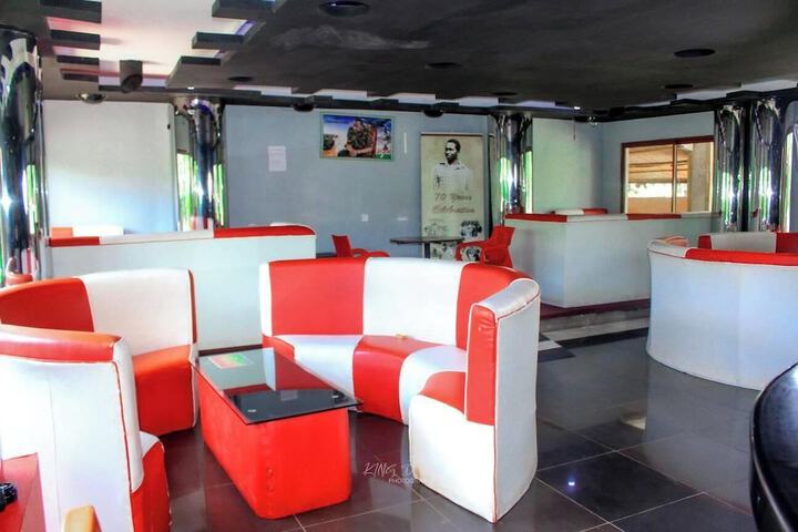 Lounge 14 of 42