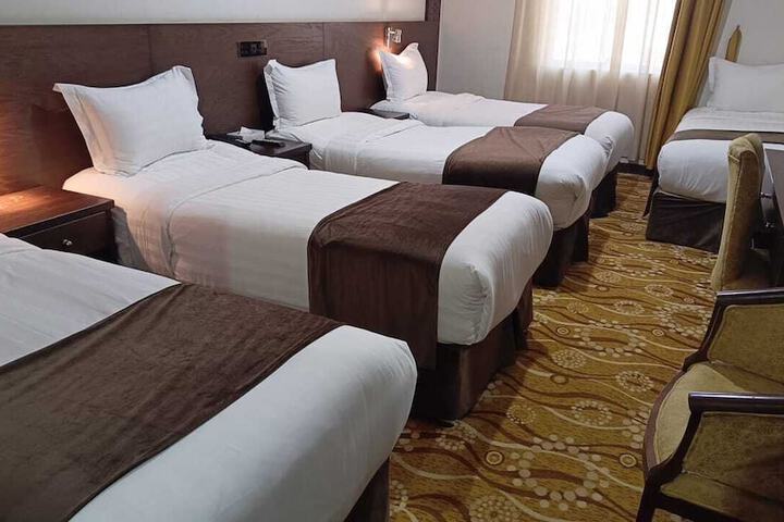 Room 5 of 9