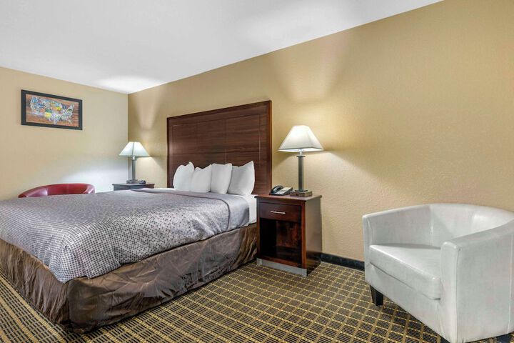 1 King Bed (4 of 14)