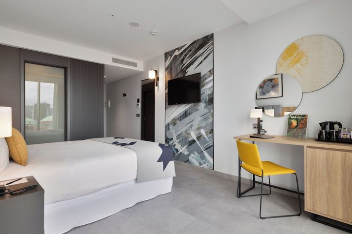 Room 19 of 106