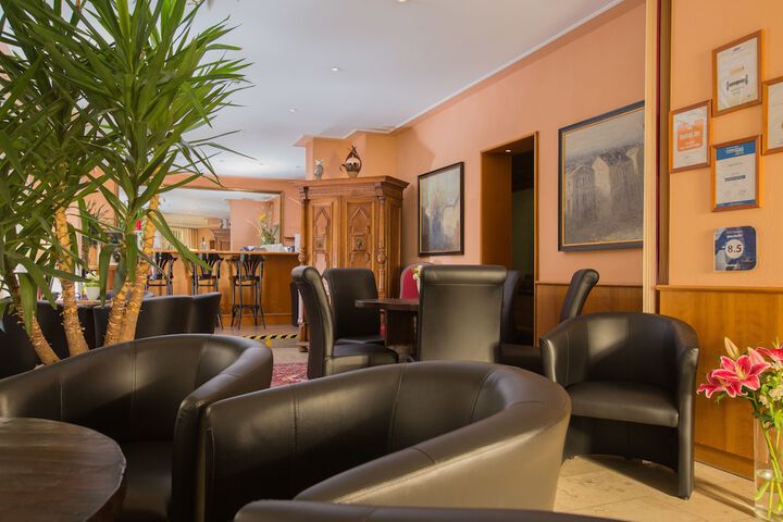 Lobby lounge