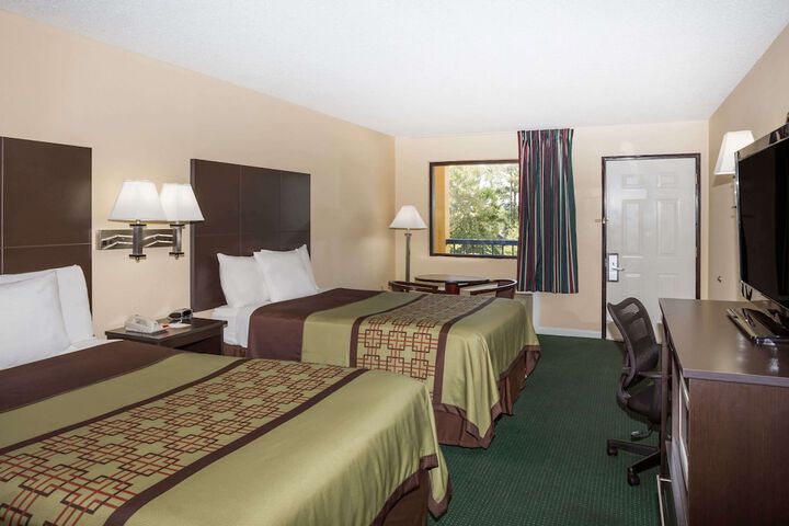 2 Queen Beds (3 of 5)
