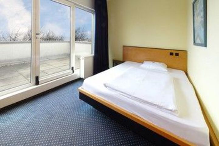 Room 4 of 16