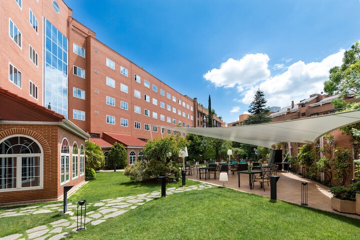 Hotel Exterior 31 of 32