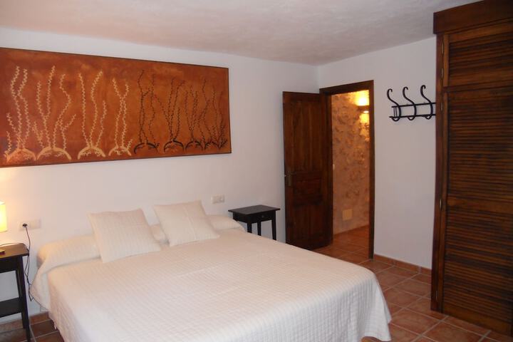 Room 4 of 8