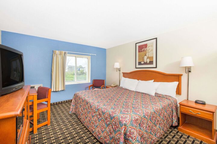 1 King Bed (5 of 13)