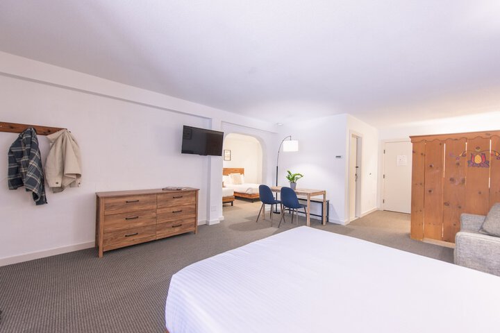 Superior 1 Queen and 1 Double Bed Queen Bed (7 of 26)